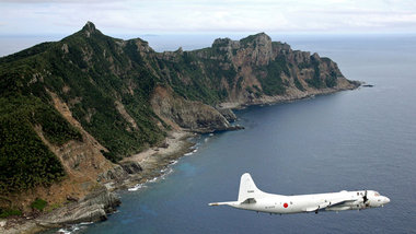 Maschine der japanischen Marine &amp;uuml;ber den Diaoyu-Senkaku...