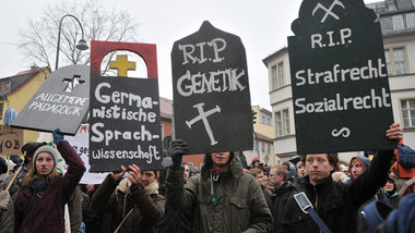 Studierendenprotest gegen Stellenstreichungen an der Uni Jena am... Studierendenprotest gegen Stellenstreichungen an der Uni Jena am...