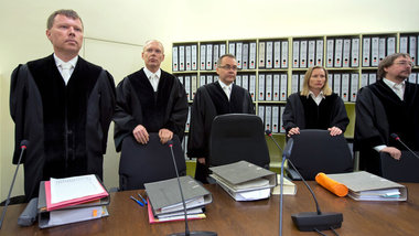 Ganz genau will das Gericht es nicht wissen: Richter Manfred G&o...