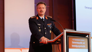 Peter Schelzig, Vizegeneralinspekteur der Bundeswehr, am Diensta...