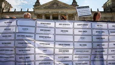 Aufkl&auml;rung gefordert: Kundgebung vor dem Reichstag in Berli...