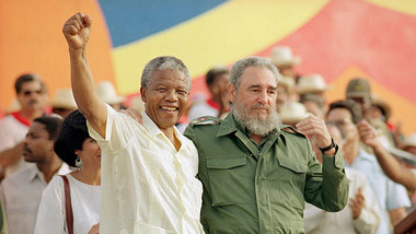 Nelson Mandela und Fidel Castro 2001 in Johannesburg