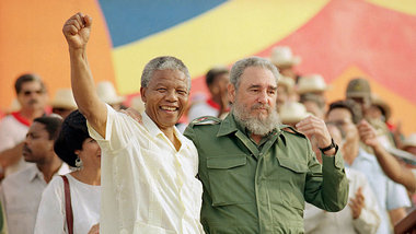 Nelson Mandela und Fidel Castro 2001 in Johannesburg