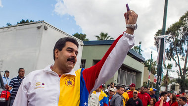 Maduro zeigt seinen in Farbe getauchten Finger. Die Markierung v...