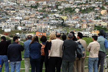 Blick von der syrischen Seite des Golan auf die seit bald 40 Jah... Blick von der syrischen Seite des Golan auf die seit bald 40 Jah...