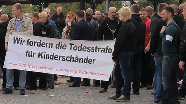 Volkszorn als Nährboden: In Stendal demonstrieren NPD-Anh&a... Volkszorn als Nährboden: In Stendal demonstrieren NPD-Anh&a...