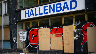 Kein Geld: Geschlossenes Hallenbad in Duisburg im August 2013 Kein Geld: Geschlossenes Hallenbad in Duisburg im August 2013