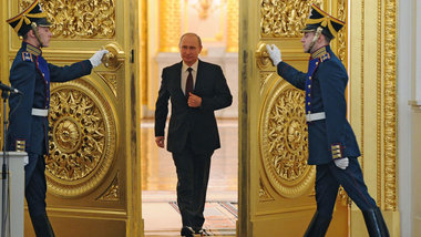 Putin am Donnerstag im Kreml auf dem Weg zu seiner Rede an die N... Putin am Donnerstag im Kreml auf dem Weg zu seiner Rede an die N...