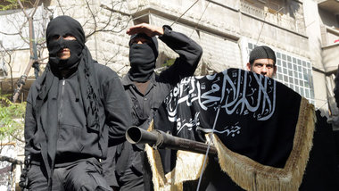 Machtdemonstration: Kämpfer der islamistischen Al-Nusra-Fro... Machtdemonstration: Kämpfer der islamistischen Al-Nusra-Fro...