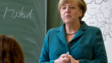 Setzen, sechs: Oberlehrerin Angela Merkel hat kein Geld zu verte...