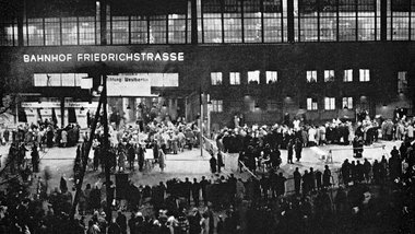 Gro&szlig;er Zuspruch: Rund 1,2 Millionen Besuche nach Ostberlin...