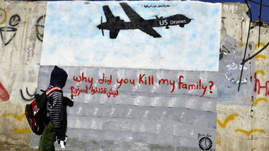 &raquo;Warum habt ihr meine Familie get&ouml;tet?&laquo; Graffit...
