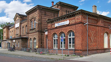 Im Bahnhofsgeb&auml;ude von Bernburg befand sich der Imbi&szlig;...