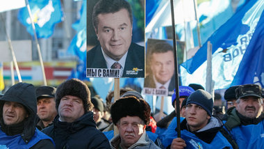Ukrainische Regierungsanh&auml;nger am Samstag in Kiew bei einer...