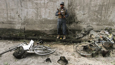 Afghanischer Polizist nach einem Selbstmordanschlag auf das Poli...