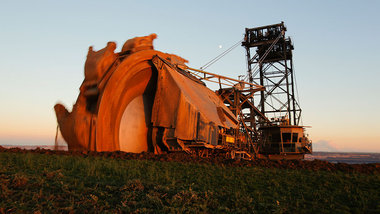 96 Meter hoch, 13500 Tonnen schwer: Schaufelradbagger beim Erdab...