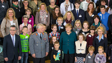Verteidigungsministerin von der Leyen, Kanzlerin Merkel, General