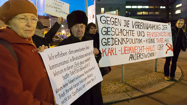 Gegendemonstranten bei der Enthüllung der Gedenktafel am Di... Gegendemonstranten bei der Enthüllung der Gedenktafel am Di...