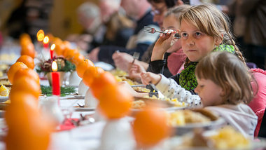 Realität in Deutschland: Armenspeisung, hier in der Stadtmi... Realität in Deutschland: Armenspeisung, hier in der Stadtmi...