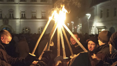 Der Mob marschiert. NPD-Anh&auml;nger machen bei einem sogenannt...