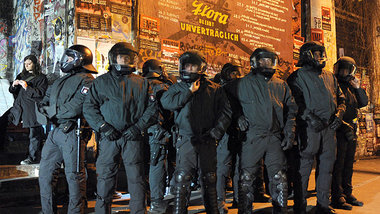 Polizeiaufmarsch vor der Roten Flora im April 2011. Der Grundst&...