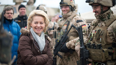 Hat gut lachen: Ursula von der Leyen am Sonntag in Masar-i-Schar...