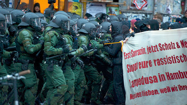 Hooligans in Uniform. Gewaltbereitschaft ist bei den Ordnungskr&... Hooligans in Uniform. Gewaltbereitschaft ist bei den Ordnungskr&...