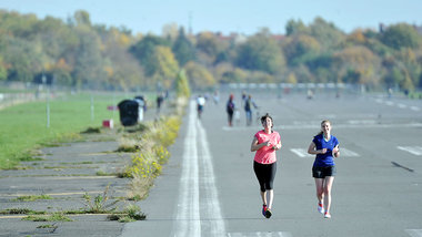 Laufen auf der Landebahn: das Tempelhofer Feld wird von vielen B...