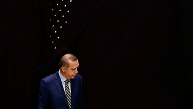 Ziemlich klein vor gro&szlig;em Portr&auml;t: Recep Tayyip Erdog...