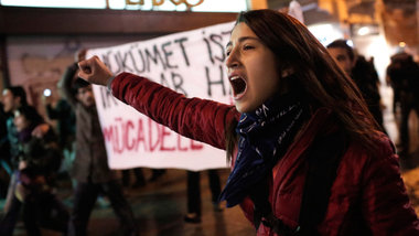 Lautstark gegen die Erdogan-Regierung: Demonstrantin am Freitag ...