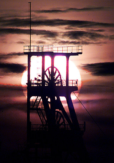 Bald nur noch Museumsstücke? Förderturm der Zeche Niederberg in ...