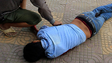 Ein Demonstrant beugt sich am Freitag in Phnom Penh &uuml;ber ei...