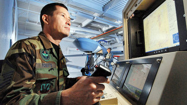 Master Sergeant Fred Roberts bedient eine Drohne des Typs MQ-1 &...