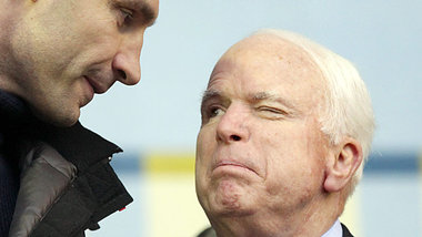 US-Senator John McCain (rechts) mit Witali Klitschko im Dezember...