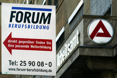 Mit viel Werbeaufwand suggerieren auch heute die Arbeitsagenture...
