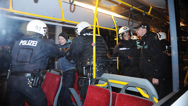 &raquo;Gefahrengebiete&laquo; allerorten: Polizisten st&uuml;rme...