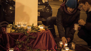 Mit Kerzen und Blumen gedachten am Dienstag abend Demonstranten ...