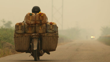 Dieselverk&auml;ufer in Indonesien: Kleinstunternehmer sind extr...
