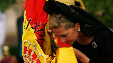 Infantin Cristina de Borbon k&uuml;&szlig;t die Fahne der Monarc...