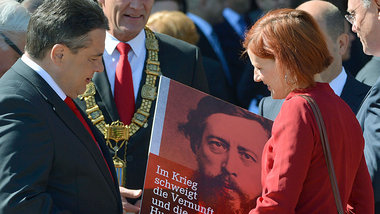 Die Vorsitzende der Partei Die Linke, Katja Kipping, überreicht ... Die Vorsitzende der Partei Die Linke, Katja Kipping, überreicht ...