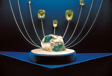 Blutig oder nicht? Großer ungeschliffener Diamant, der in der sü...