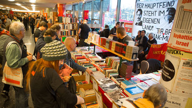 Am junge-Welt-Stand im oberen Foyer