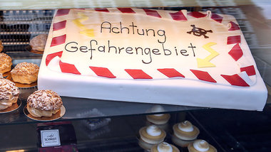 Genervte Nachbarschaft: Auslage in einem Caf&eacute; im Hamburge...