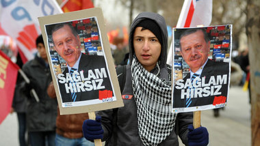 Ein Demonstrant bezeichnet Premierminister Erdogan am Samstag in...