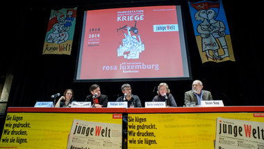 Auf dem Podium (v. l. n. r.): Freja Wedenborg, Anders Kaergaard,...