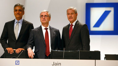 Paul Achleitner, Chefkontrolleur der Deutschen Bank (Mitte), mit...