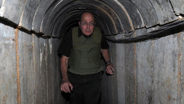 Verteidigungsminister Jaalon in einem Tunnel zwischen dem abgeri...