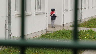 Zahllose Rechtsbr&uuml;che: Unterkunft f&uuml;r das Flughafenasy...