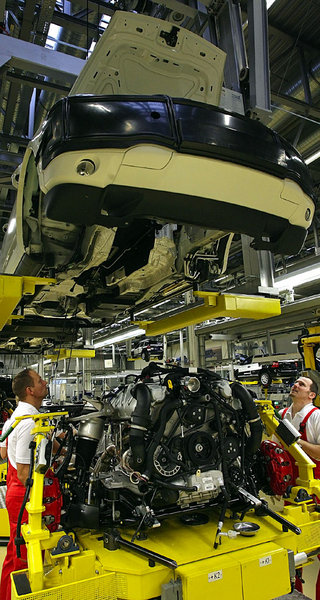 Viel Hubraum, viele Pferdestärken, viel Gewinn: Porsche-Montage ...
