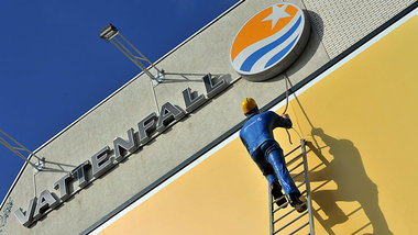 Macht er das Licht an oder aus? Werbeinstallation an Vattenfall-...